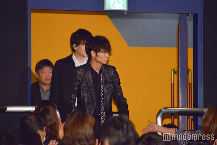 綾野剛、登場(C)モデルプレス