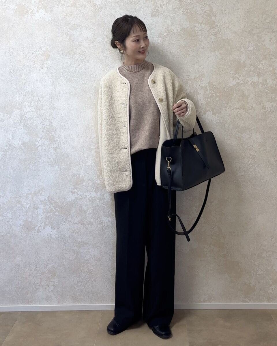 ユニクロスフレヤーンクルーネックセーターと黒タックワイドパンツの大人カジュアルコーデ