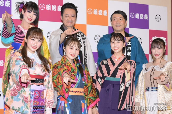 (前列左から)ももいろクローバーZ/佐々木彩夏、百田夏菜子、玉井詩織、高城れに(後列左から)彩羽真矢、大友康平、オラキオ(C)モデルプレス