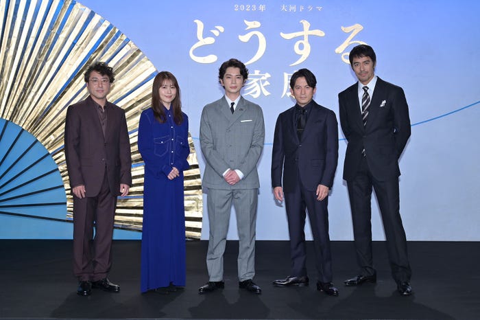 ムロツヨシ、有村架純、松本潤、岡田准一、阿部寛(C)NHK