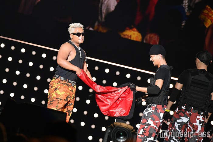 ダンサーに脱がせてもらうCRAZYBOY(C)モデルプレス