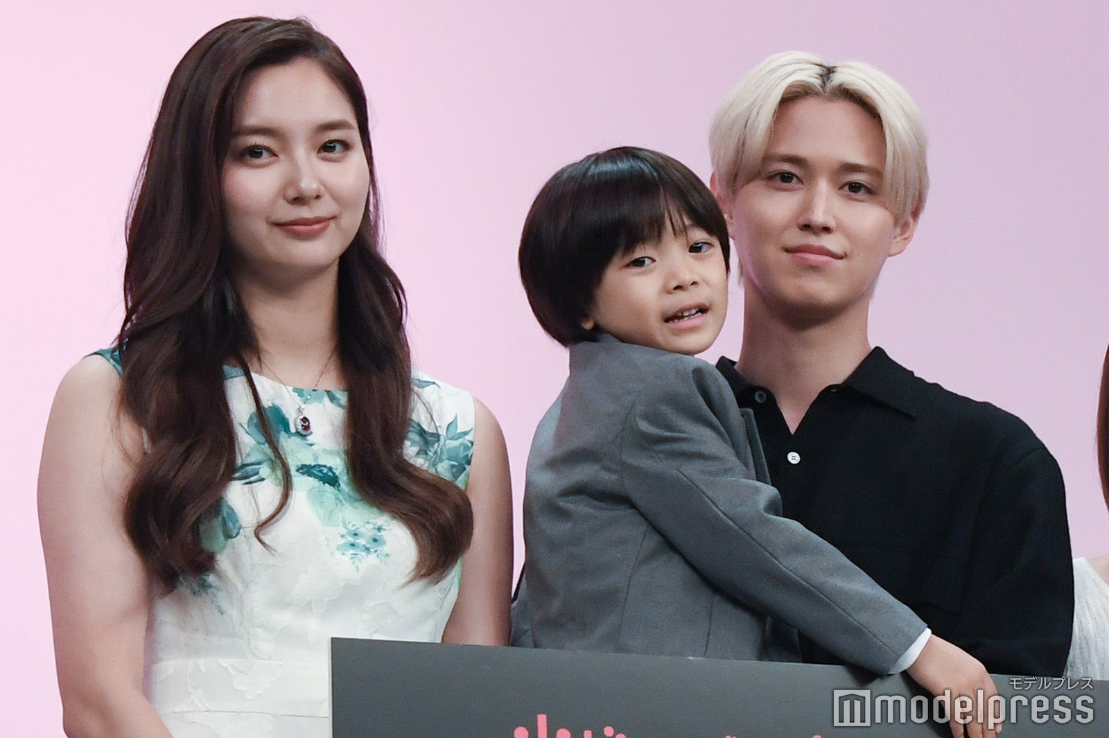 （左から）新川優愛、佐藤大空、白岩瑠姫（C）モデルプレス