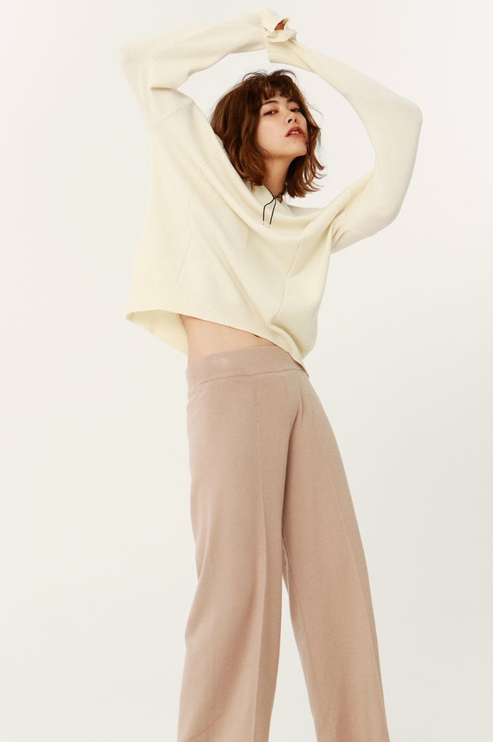 ジロンウールクルーネックニット¥12,200、ニットワイドパンツ¥15,200、コードネックレス¥3,200/以上FRAY I.D(C)TOPLOG