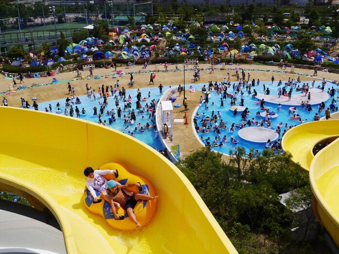 専用の大型浮き輪で激流を滑る「六甲おろしスライダー リバーライド」【制限】身長120cm以上＆体重80kg未満（2人乗りは合計体重140kg未満）