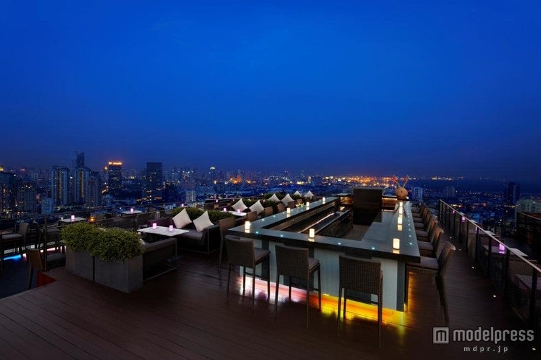 バーカウンターとソファ席の周りはすべてバンコクの夜景が広がる