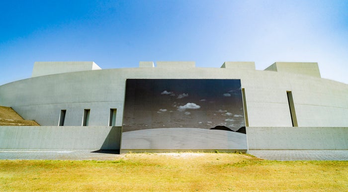 鳥取砂丘・山陰の空が映った植田氏の写真が外に展示されている。（提供画像）