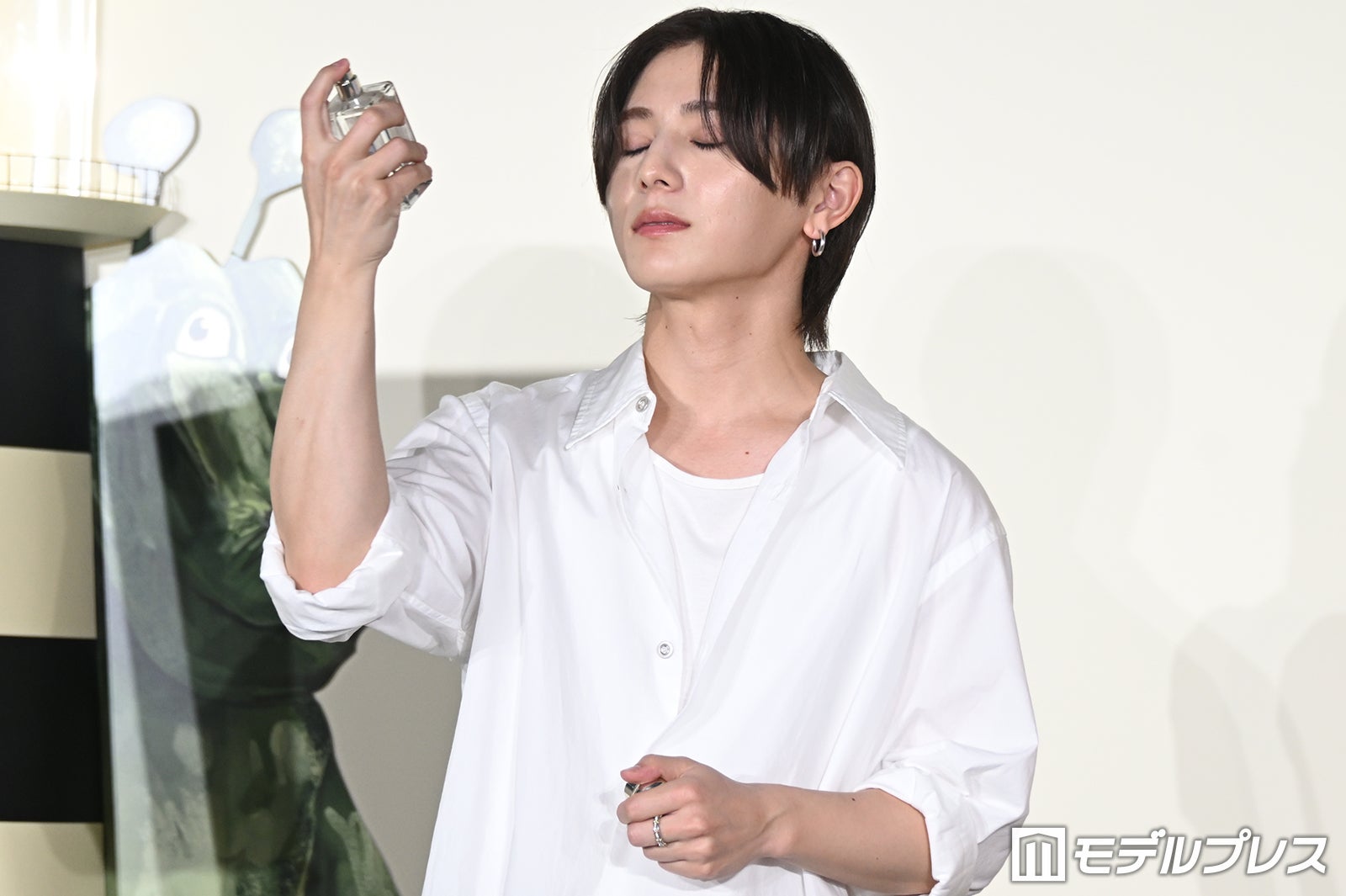 香りをまとう瞬間目を閉じた山田涼介（C）モデルプレス