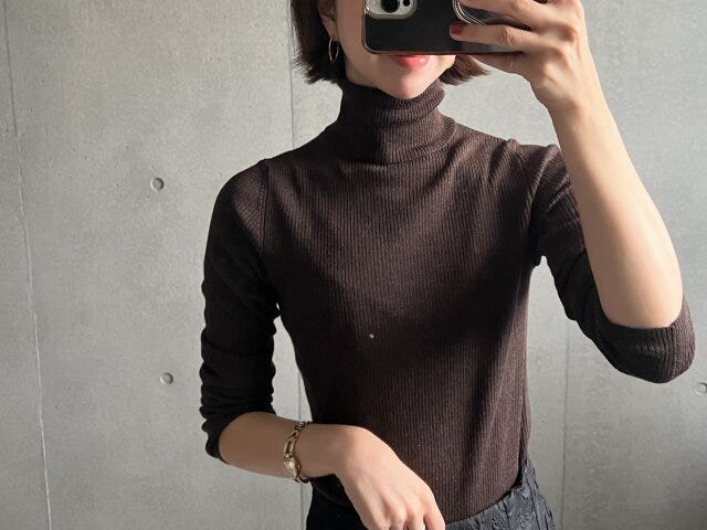ユニクロのエクストラファインメリノリブタートルネックセーターの首元を1回折り返したところ