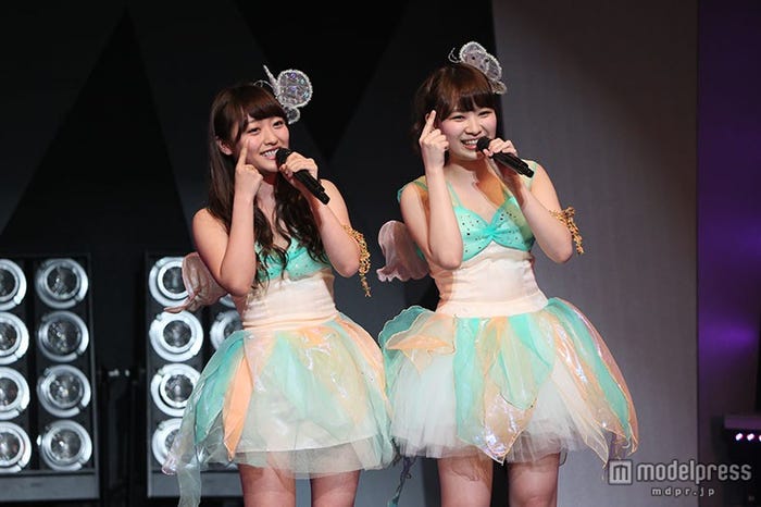 (左から)小谷里歩、小笠原茉由(C)AKS