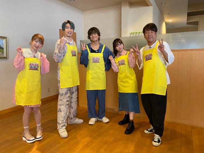 SixTONES軍(左から)もえのあずき、ジェシー(SixTONES)、森本慎太郎(SixTONES)、峯岸みなみ、藤本敏史(FUJIWARA)(C)TBS