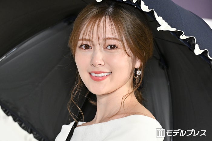 白石麻衣、素肌輝くオフショル姿で登場 白くて美しい“まいやん肌”の秘訣語る