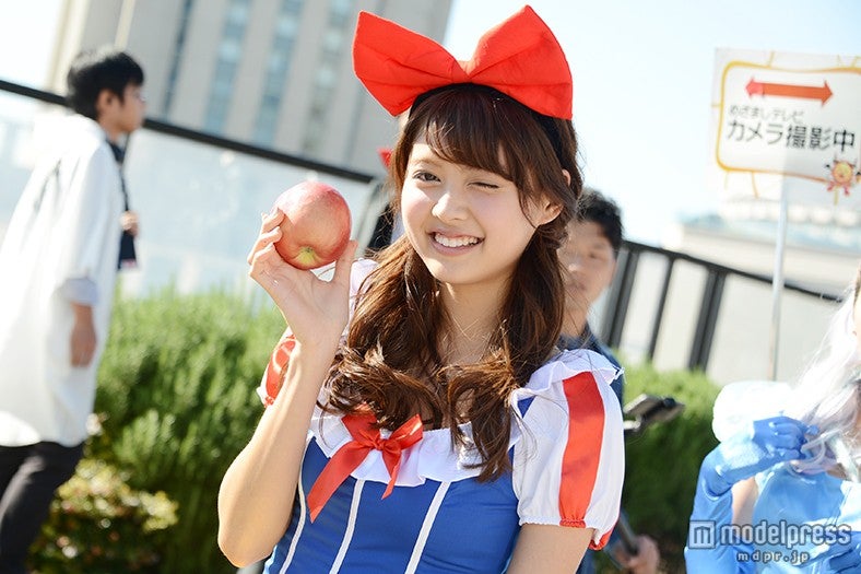 「Ray」松元絵里花、可愛すぎる“白雪姫”仮装を披露　ハロウィーンパレードで歓声浴びる