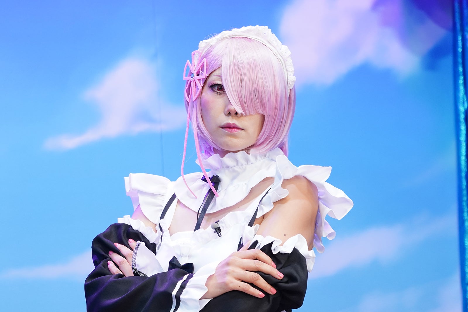 人気アニメに出て来る双子のメイドの姉に扮したコスプレ有名人（C）日本テレビ