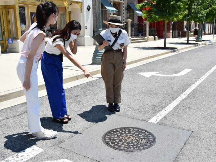 最初に「VIP ラウンジ」で説明などを受けたあとに出発。「このマンホール、実は……」などパーク内のプチ裏情報満載の興味深いツアーです