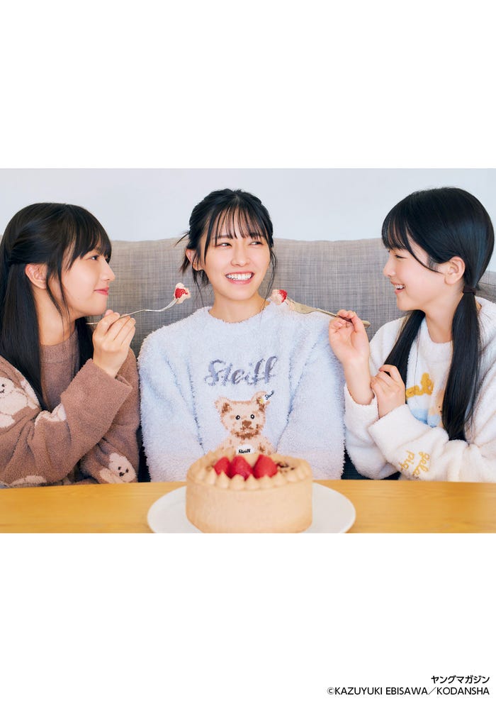 海邉朱莉、大越ひなの、鈴木佑捺(C)KAZUYUKI EBISAWA/KODANSHA