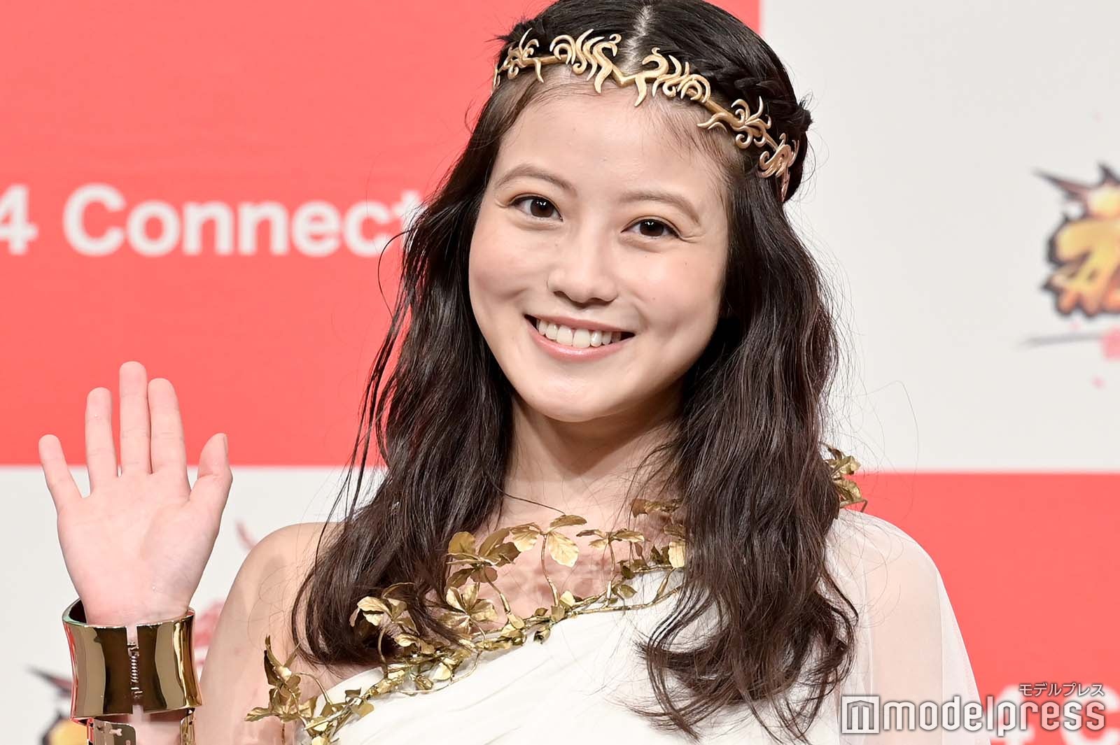 今田美桜、女神風ドレスで美背中披露 仕事の空き時間に出かける理由明かす
