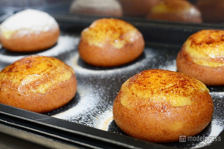あぶりたての「クレームブリュレドーナツ」（C）モデルプレス