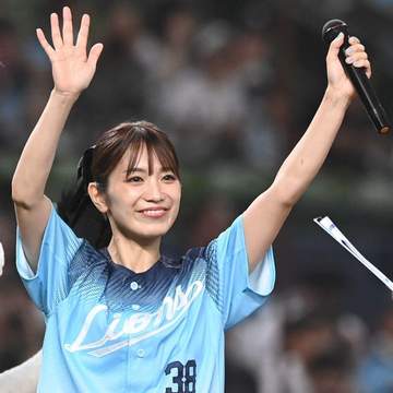 「え、本物？？！！！」「私も抜け殻に…」36歳歌姫 夏らしさ満載 独創的センスに驚きの声