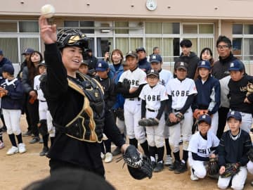 阪神・梅野 誓った3年連続捕逸ゼロ ブロッキング実演に子どもたち大喜び 岩貞、糸原と神戸市内で野球教室