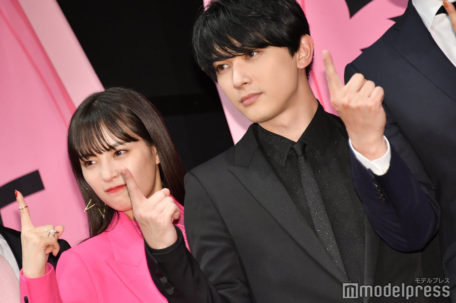 「強い感じの表情」を求められて表情を作る広瀬すず、吉沢亮 （C）モデルプレス