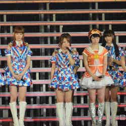 板野友美にコメントした高橋みなみ（中央）／「AKB48 2013真夏のドームツアー～まだまだ、やらなきゃいけないことがある～」の東京ドーム最終公演