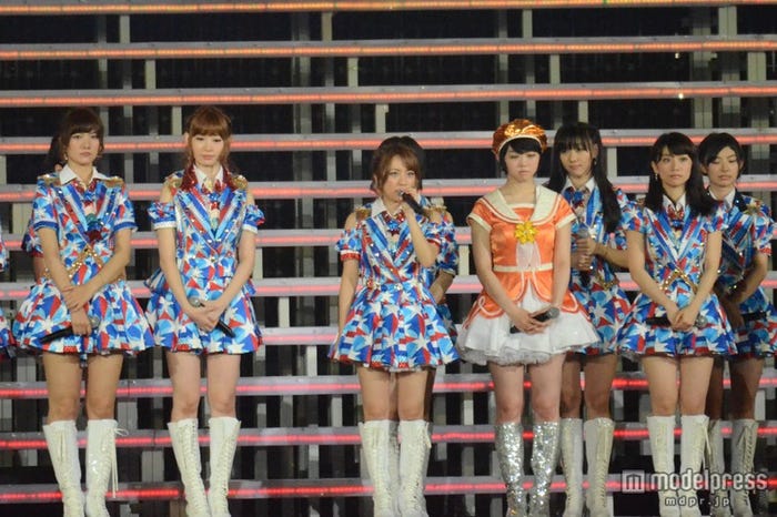 板野友美にコメントした高橋みなみ(中央)/「AKB48 2013真夏のドームツアー~まだまだ、やらなきゃいけないことがある~」の東京ドーム最終公演