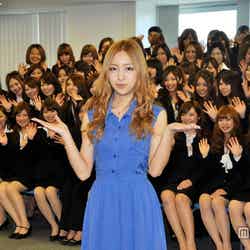 「Samantha Thavasa Japan Limited Group」2012年度入社式にサプライズ登場したAKB48板野友美