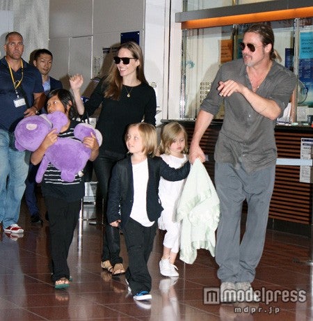 パックス君（左端）は最近お気に入りのぬいぐるみと。