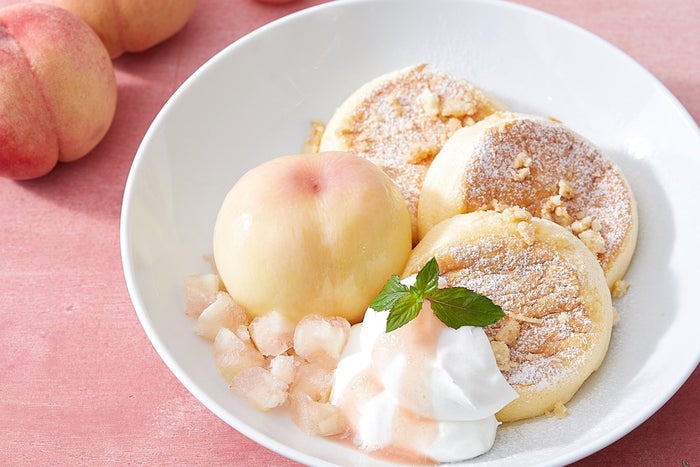 フリッパーズ 奇跡のパンケーキ 甘熟白桃 桃を1個まるごと使用 芳醇な桃づくしの一皿 女子旅プレス