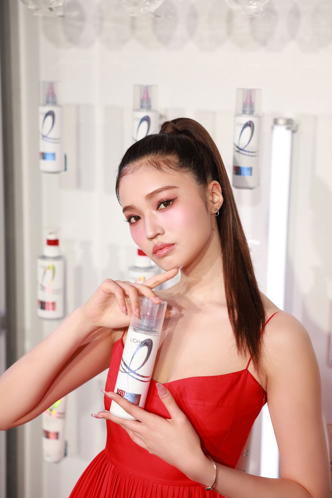 せいら、美デコルテ輝く真っ赤なドレス姿 “年に12回カラーチェンジ”今後挑戦したい髪色は？