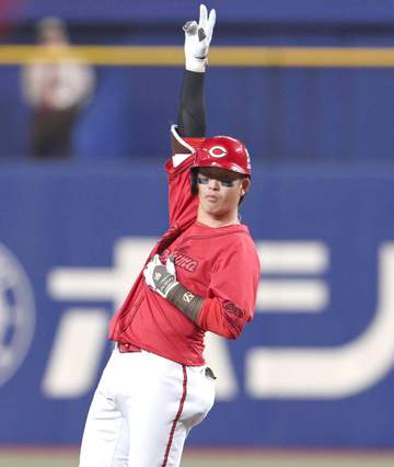 前日スタメン落ち広島・小園「遅くなりましたが1本出てよかったです」 26打席ぶり安打が適時二塁打