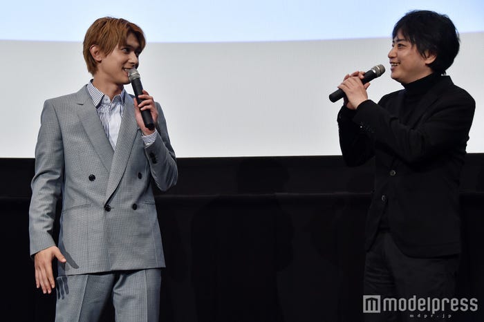 吉沢亮、中村文則氏 (C)モデルプレス