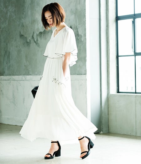 フレアロングワンピース￥21,600（税込） シンプルストラップサンダル￥14,256（税込）／snidel（C）TOPLOG