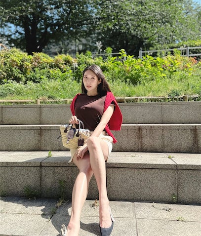 40歳"美しすぎる気象予報士"、ミニ丈ボトムから美脚スラリ 私服コーデに「綺麗で可愛いです」