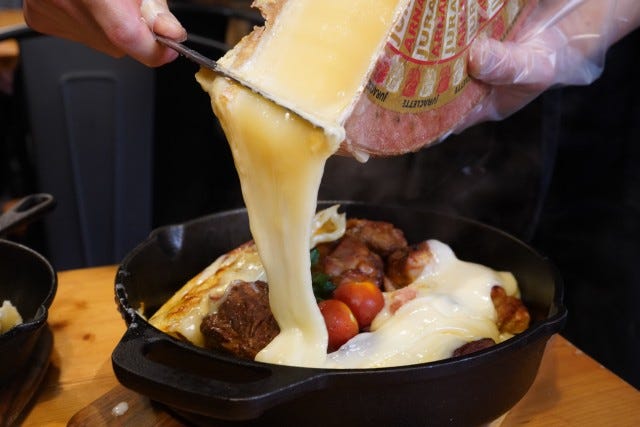 「ストップ!」というまでチーズがとまらない…!京都の“とろけるチーズ料理専門店”