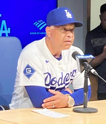 ドジャースに暗雲 途中交代のフリーマンは「体全体に痛みがある」ロバーツ監督が説明 一邪飛追ってベンチに転落「明日以降は状態を見ていく」