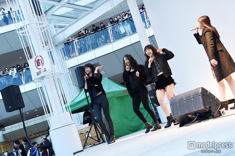 （左から）佐藤晴美、坂東希、重留真波、鷲尾伶菜