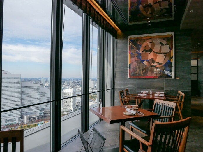 テーブル席、カウンター席、個室など全50席（2022年11月10日撮影）