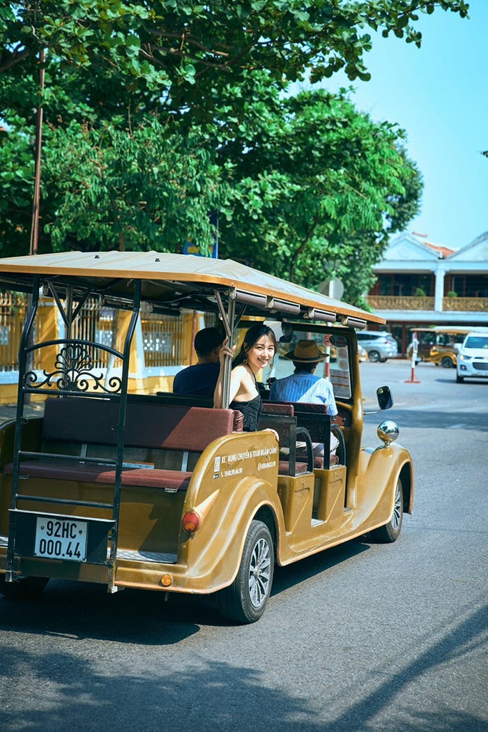 「桜井日奈子10周年記念写真集」(画像提供:東京ニュース通信社)