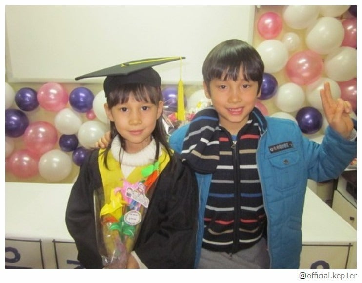 Kep1erヒュニンバヒエ、兄ヒュニンカイと“幼少期2ショット”公開 「美形兄妹」「お人形さんみたい」の声