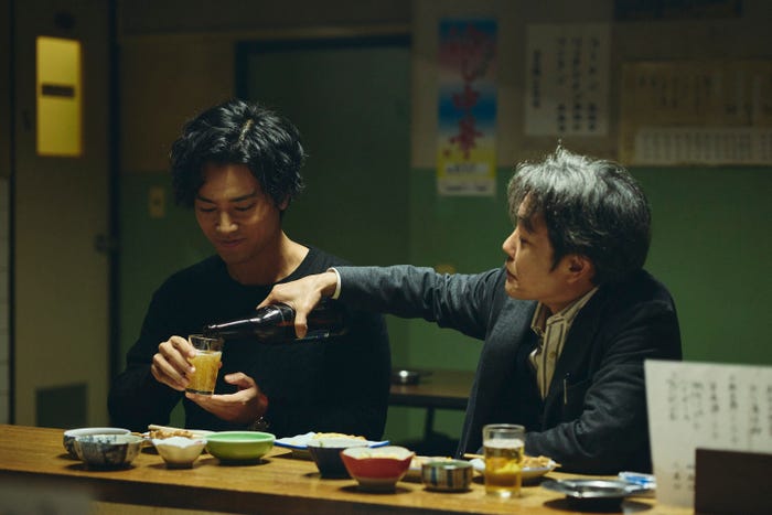 桐谷健太、岡部たかし「Qrosの女」第6話(C)「Qrosの女」製作委員会