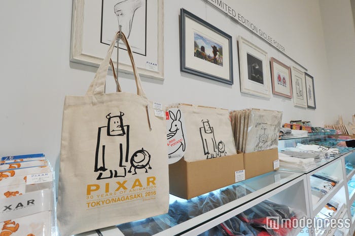 特設ショップ、手ぬぐいやトートバッグ(C)Disney/Pixar