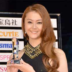 「宝島社 日本ファッションリーダーアワード2012」を受賞した観月ありさ