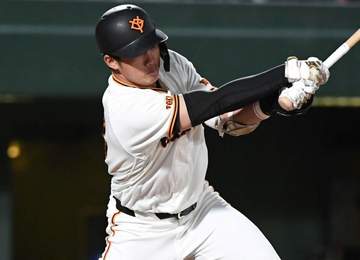 巨人 新星が次々と活躍！20歳の石塚が右翼フェンス直撃の2点三塁打！プロ初打点をマーク 阿部監督の3番起用に応える