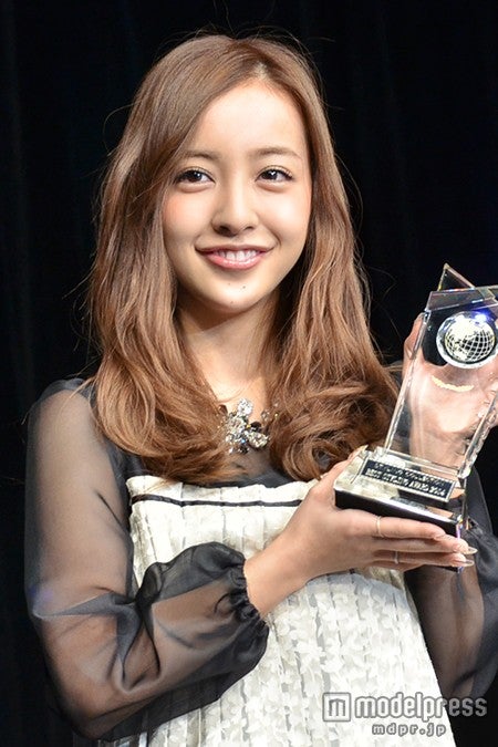 笑顔で喜ぶ、板野友美