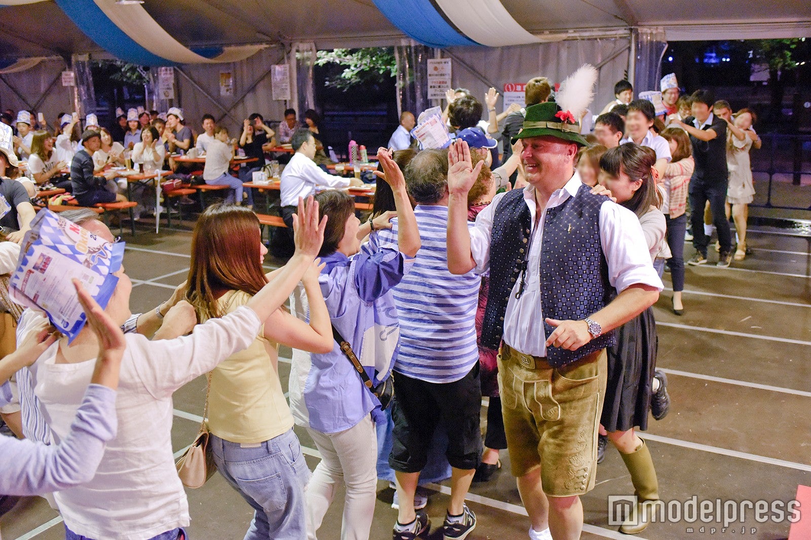 見知らぬ人とも交流が生まれる／画像提供：オクトーバーフェスト実行委員会