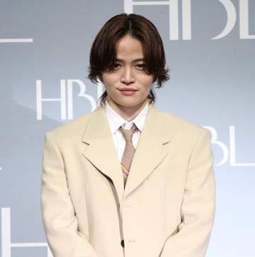 菊池風磨 後ろで束ねたヘアスタイルで登場 新CMでは眉毛をアピール「高校生の時は薄ければ薄いだけいいと思っていた」