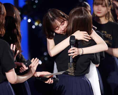 乃木坂46生田絵梨花が涙で語った“10年間の後悔と感謝”「乃木坂46が大好きでたまりません」秋元真夏から感動のサプライズも<スピーチ&手紙全文>