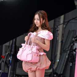 CM撮影中の板野友美