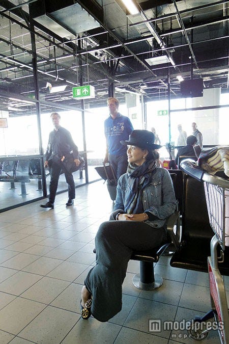 乗り継ぎのアムステルダム空港にて/画像提供:講談社